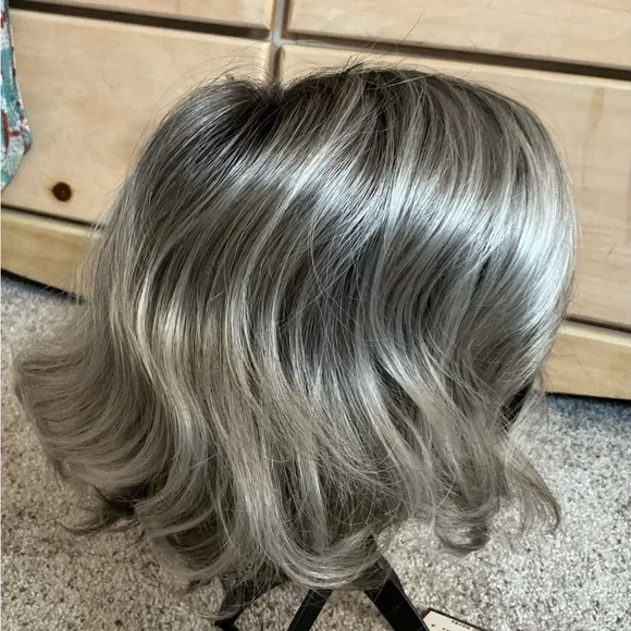 Jaclyn Smith Malibu Waves Wig
Silver Starlet color
Lace front/natural hairline - Picture 5 of 7